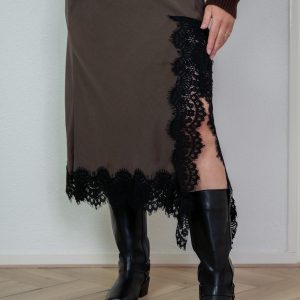 Marja Rok Bruin met Kanten Strook