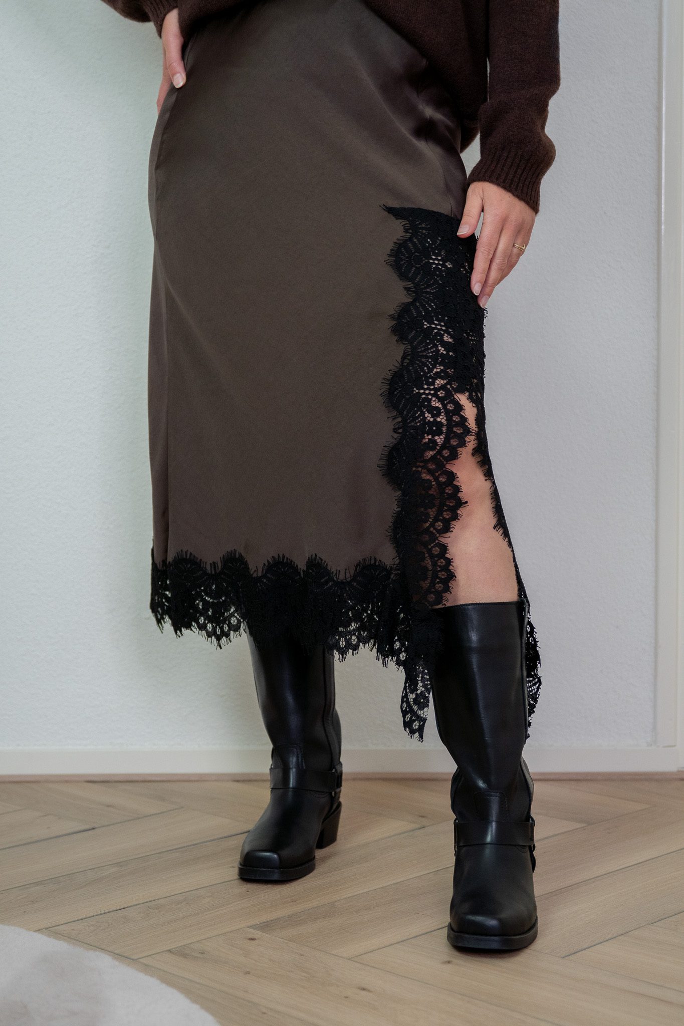 Marja Rok Bruin met Kanten Strook