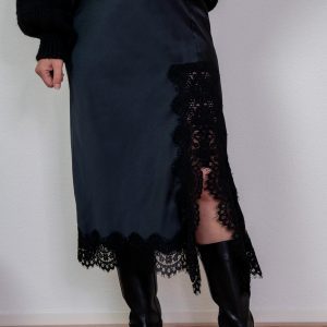 Marja Rok Zwart met Kanten Strook