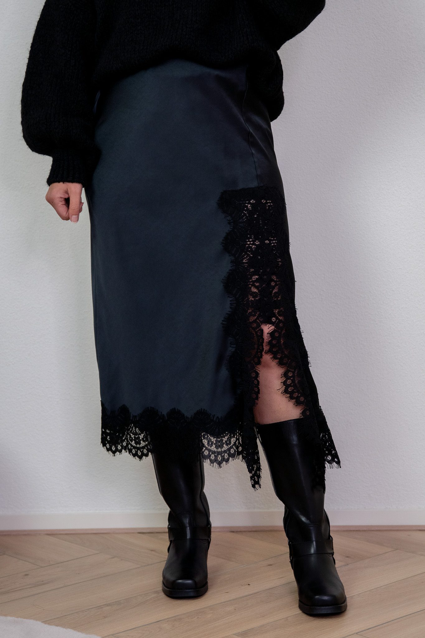 Marja Rok Zwart met Kanten Strook